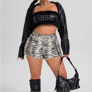 NWOT MakeMeChic Zebra Striped Denim High Wait Raw Hem Jorts/Shorts Size L Plus